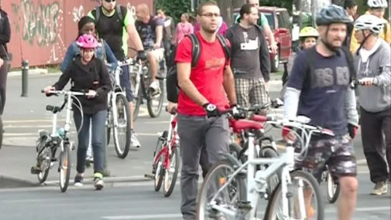 Reguli noi, obiceiuri vechi: Doi bicicliști, amendați pentru că nu purtau cască de protecție, deși legea nu mai prevede acest lucru