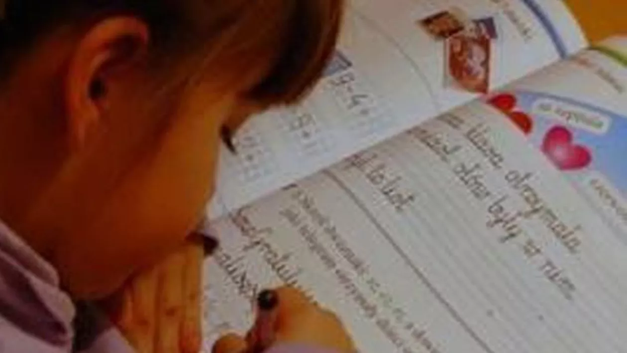 Studiu: Lumea manualelor şcolare, ancorată în trecut. Bărbaţii au cariere de succes, femeile sunt prezentate în bucătărie, iar bunica încă toarce cu fuiorul