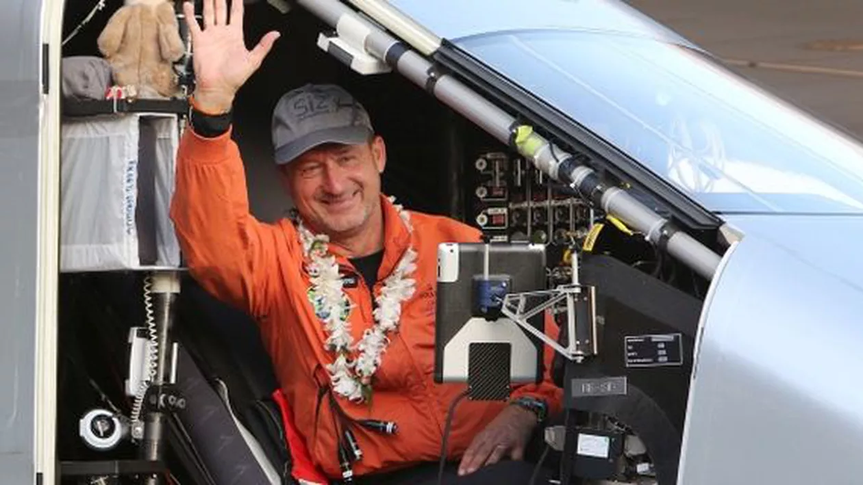 Avionul Solar Impulse II, dublu record mondial: Cea mai mare distanță parcursă de un avion propulsat doar cu energie solară și cel mai lung zbor făcut de un singur pilot