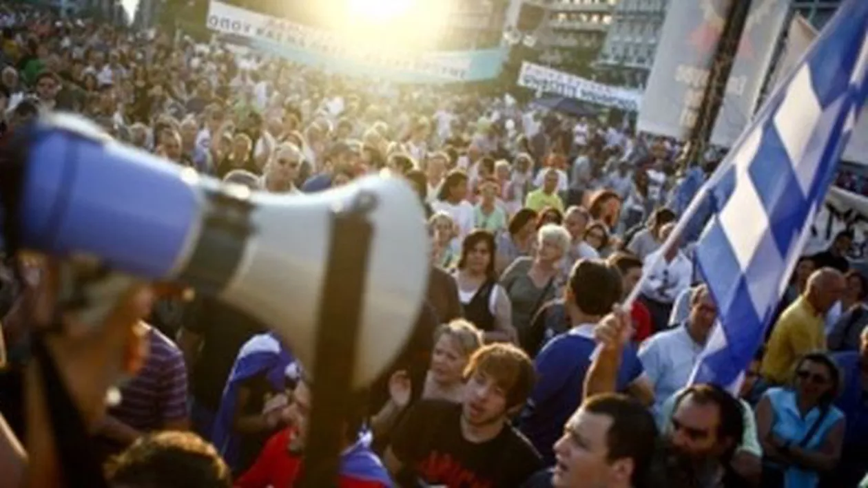 Manifestații paralele, la Atena: 15.000 de greci, în stradă, cerând un vot ”NU” la referendum. Alți 12.000 îndeamnă la un răspuns pozitiv la propunerile creditorilor