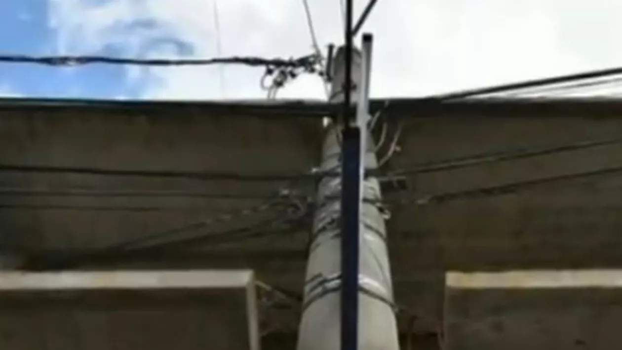 Târgoviște: Un stâlp de electricitate trece prin mijlocului unui viitor birou (VIDEO)