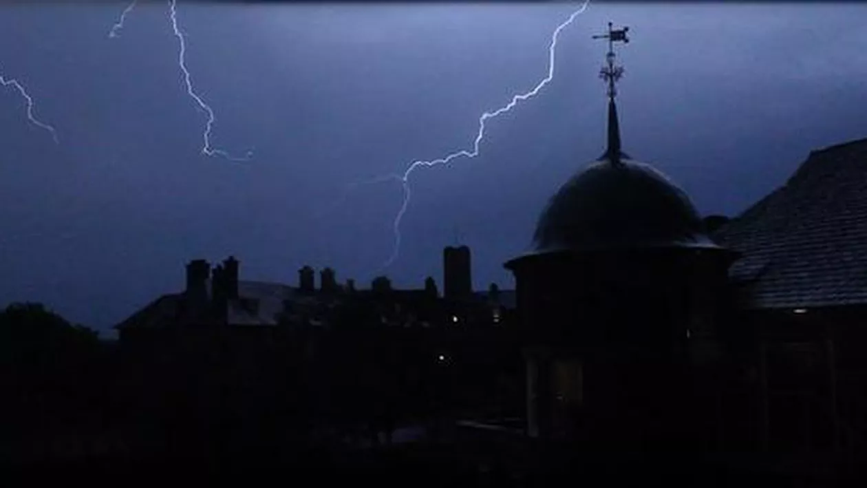 Furtuni în Marea Britanie: 30.000 de fulgere au făcut spectacol pe cer (FOTO)