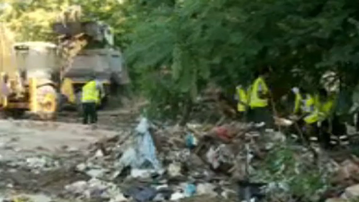 Aproape 200 de tone de gunoi au fost ridicate de pe o singură stradă din Ferentari