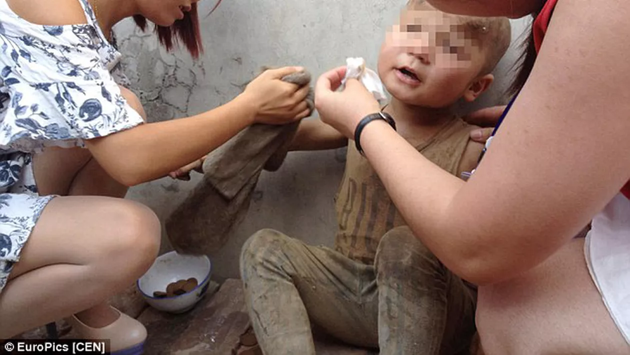 Un băiețel din China a fost găsit într-un container menajer alături de un porc. El era bătut crunt de părinți, dormea sub cerul liber și avea pantalonii lipiți de picioare (FOTO)