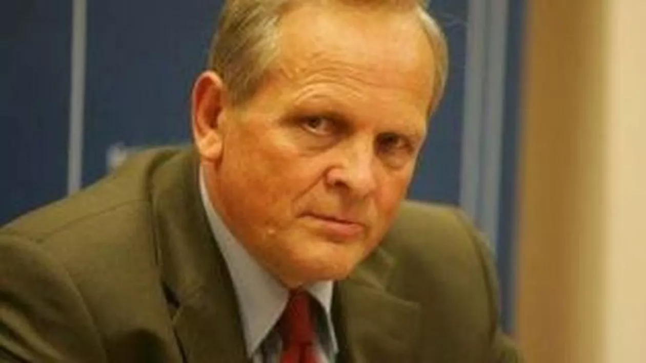 Teodor Stolojan: Majorarea indemnizaţiilor demnitarilor, o măgărie. Suntem în etapa politicii la plesneală, care apucă, cine poate, bate un cui în coşciug