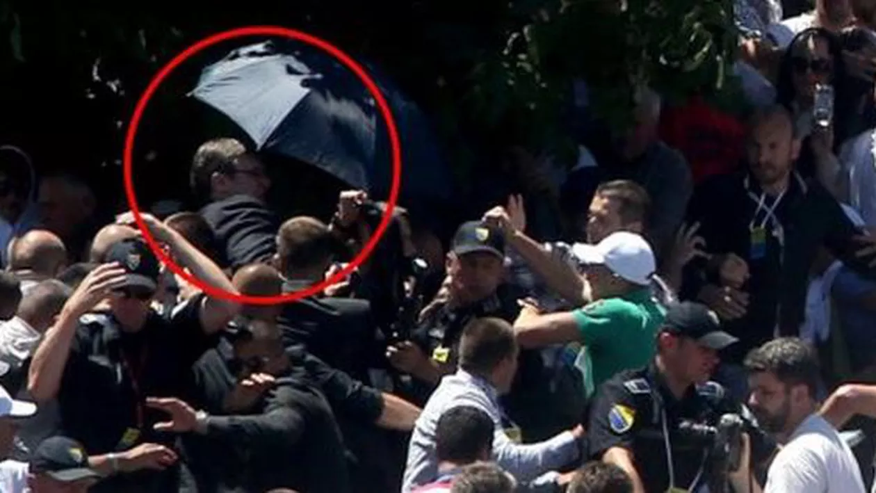 Premierul sârb a fost lovit în cap cu o piatră, în timpul ceremoniei care marchează 20 de ani de la masacrul din Srebrenica