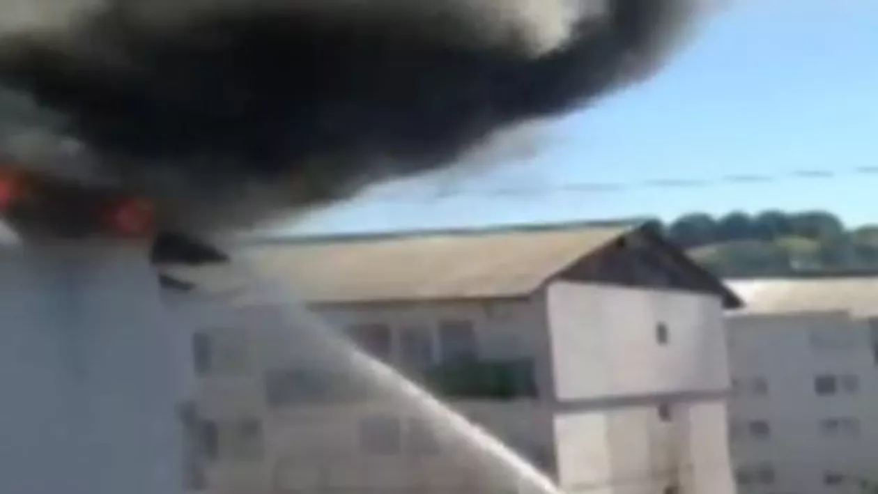Incendiu în Curtea de Argeș: O femeie s-a intoxicat cu fum şi a avut nevoie de îngrijiri medicale. Zeci de persoane au fost evacuate (VIDEO)