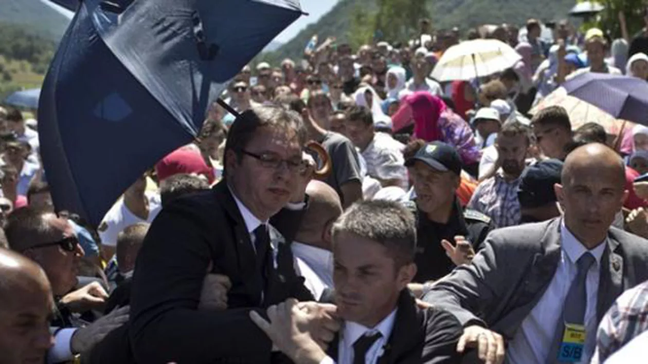 Premierul Serbiei a fost lovit și huiduit la ceremonia din Srebrenica. Reacția liderilor sârbi: Incidentul poate fi perceput ca o tentativă de asasinat. Este un atac asupra întregii Serbii
