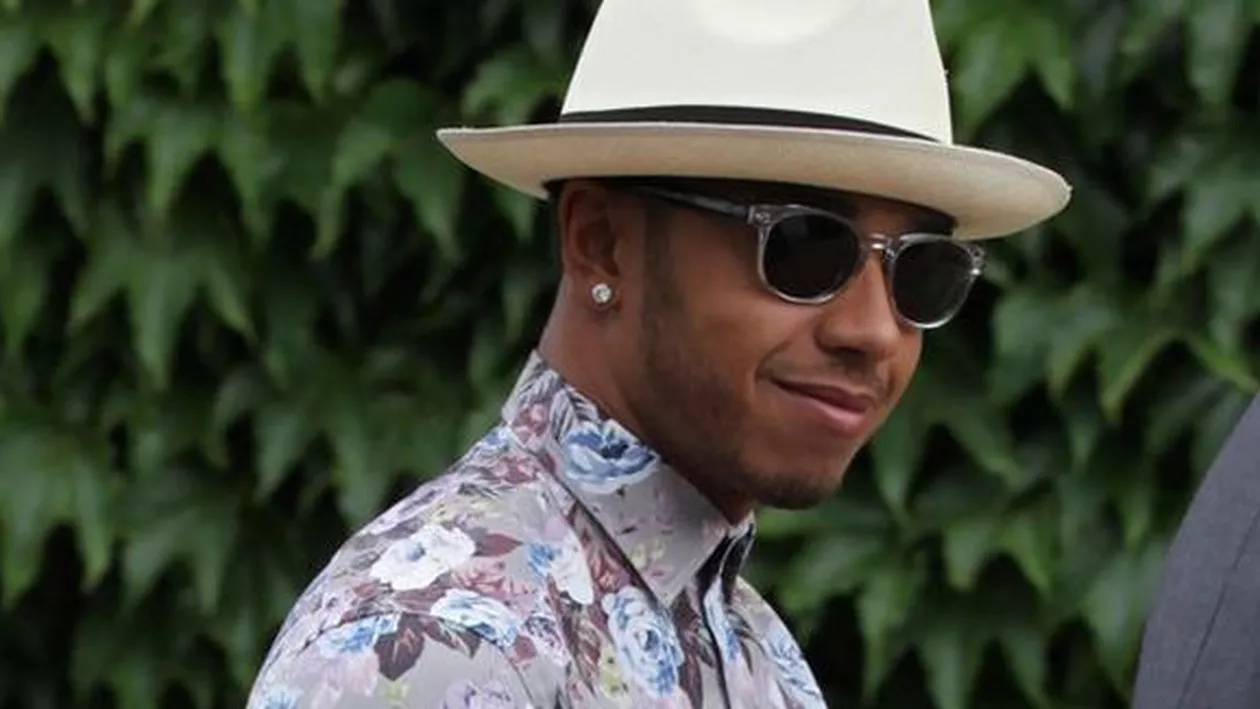 Pilotul de Formula 1, Lewis Hamilton, nu a putut asista la finala turneului de la Wimbledon pentru că nu a respectat codul vestimentar