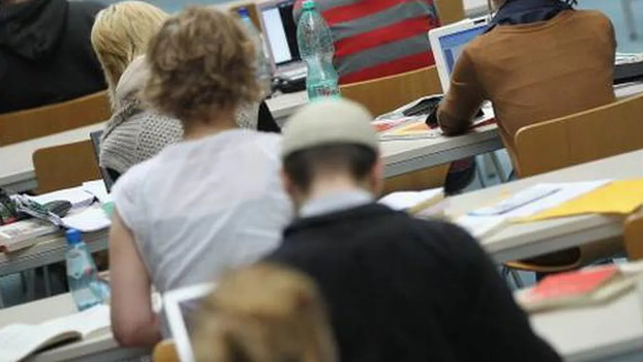 Studenții din afara Uniunii Europene vor avea interdicție de a munci în Marea Britanie
