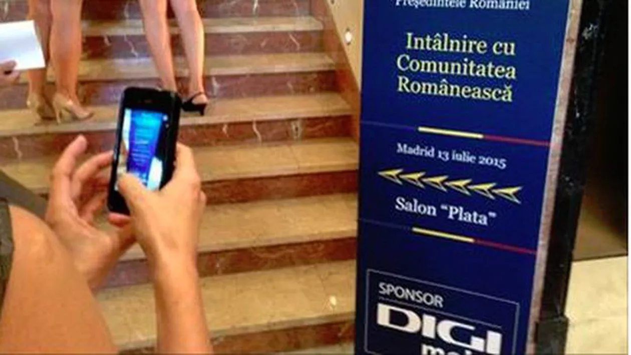 Întâlnirea lui Klaus Iohannis cu românii din Spania, sponsorizată de Digi Mobil: Statul român nu ar fi avut bani pentru închirierea unei săli încăpătoare pentru cei 400 de invitați