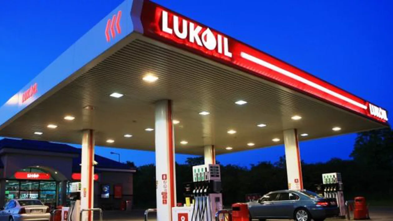 LukOil: Rafinăria și-ar putea opri activitatea din cauza sechestrului de două miliarde de euro pus de procurori pe conturile companiei