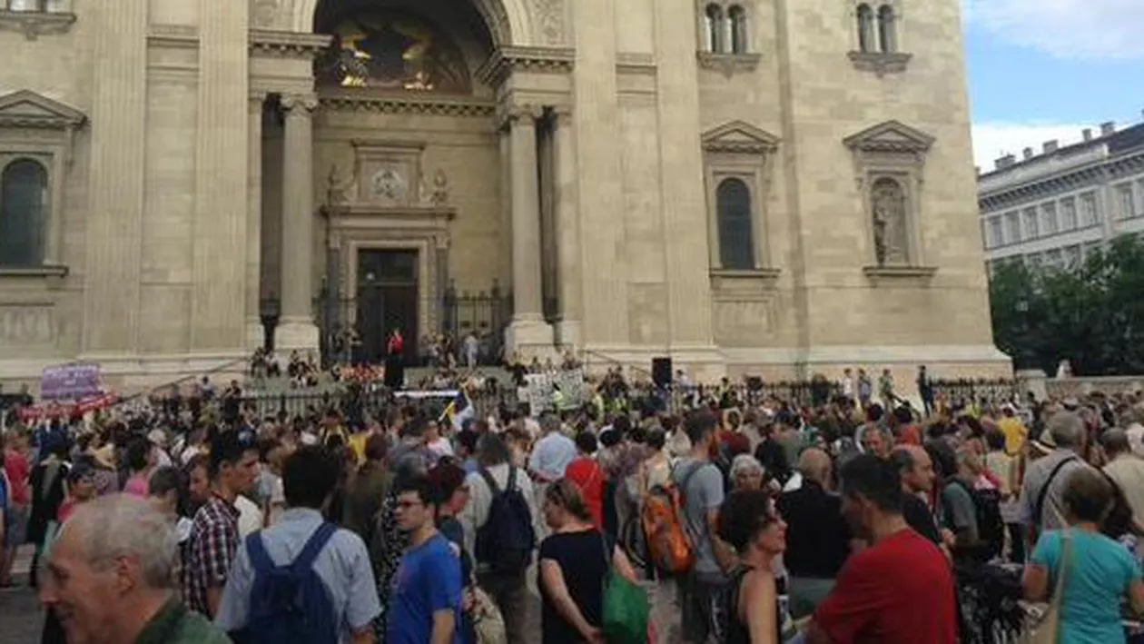 Budapesta: Sute de persoane au protestat împotriva zidului antiimigraţie de la graniţa cu Serbia