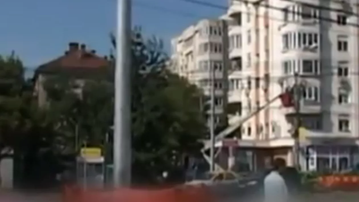 Stâlpi în mijlocul intersecției la Ploiești. Lucrările în stil Dorel, executate pe bani europeni (VIDEO)
