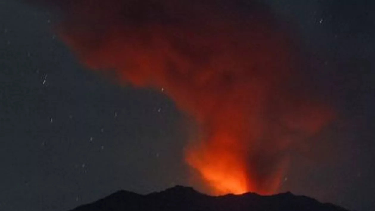 Indonezia: Erupțiile vulcanice provoacă închiderea temporară a trei aeroporturi