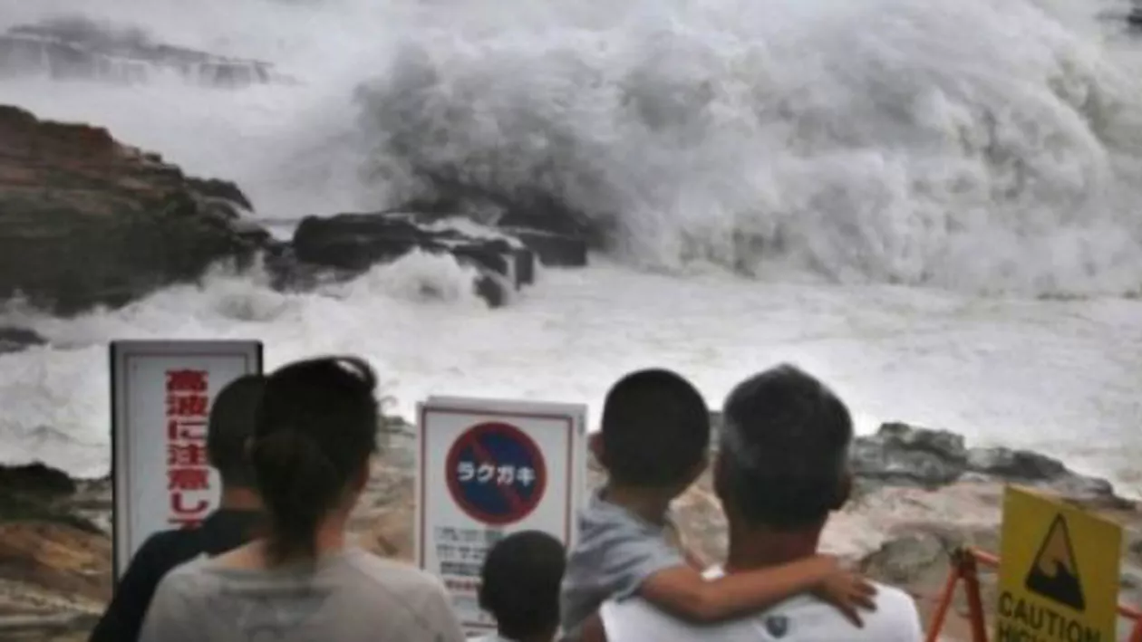 Japonia: Aproximativ 350.000 de persoane au fost îndemnate să fugă din calea taifunului Nangka