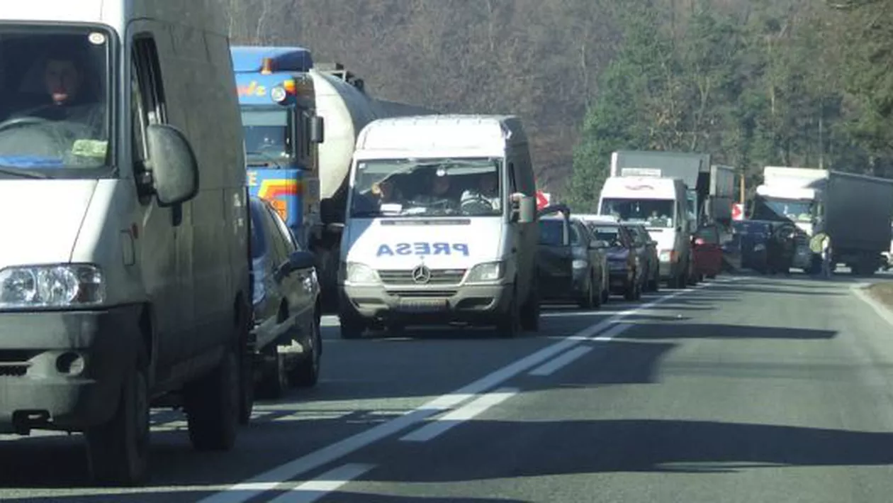 Trafic îngreunat pe DN 1: Pe Valea Prahovei s-au format coloane de maşini