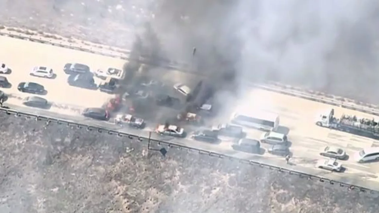 SUA: Un incendiu de vegetație s-a extins pe o autostradă, distrugând zeci de vehicule (VIDEO)
