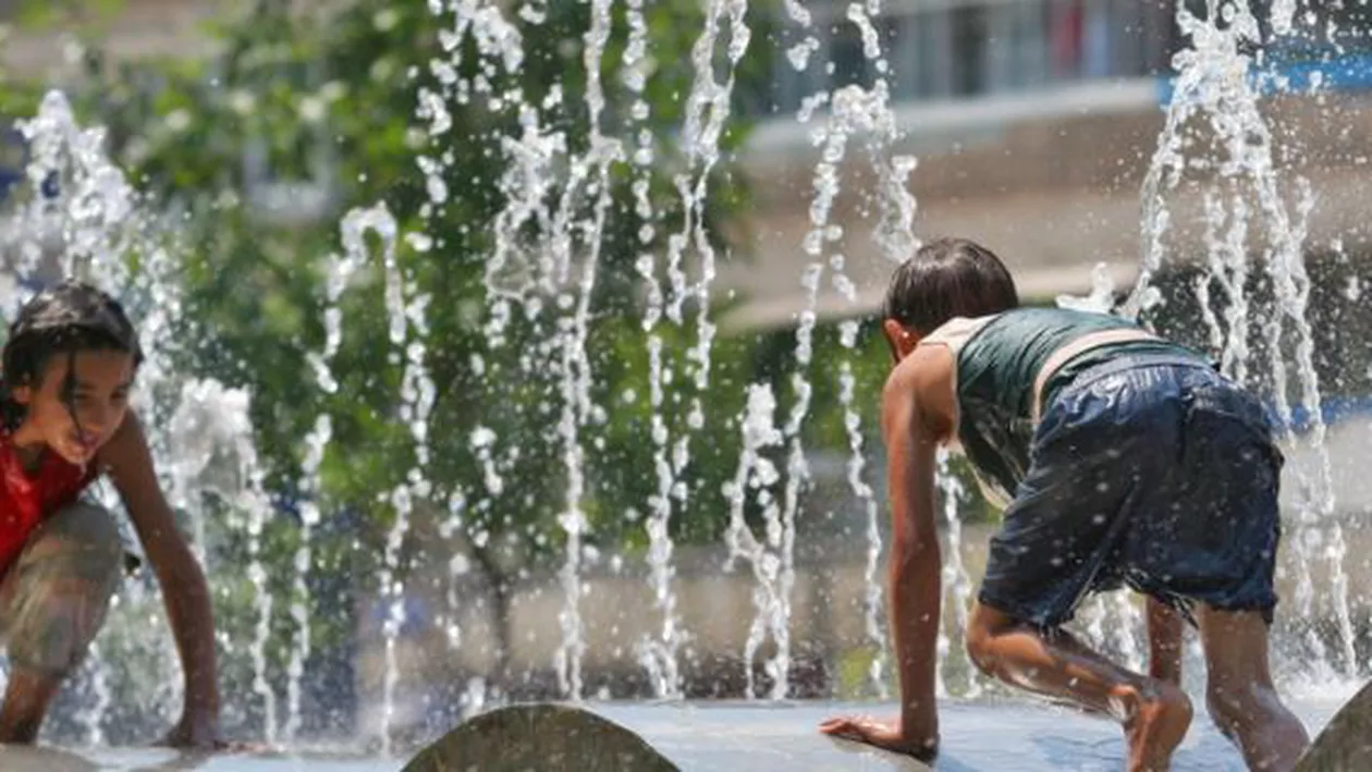 ANM a restrâns luni avertizările de caniculă: Codul portocaliu valabil pentru Mehedinți și Dolj, iar cel galben pentru sudul și estul țării