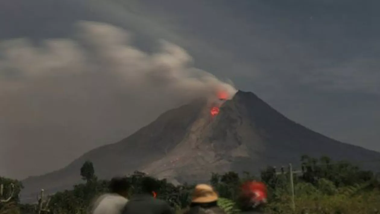 Indonezia: Trei vulcani au activitate în creștere. Mii de persoane au fost nevoite să își părăsească locuințele