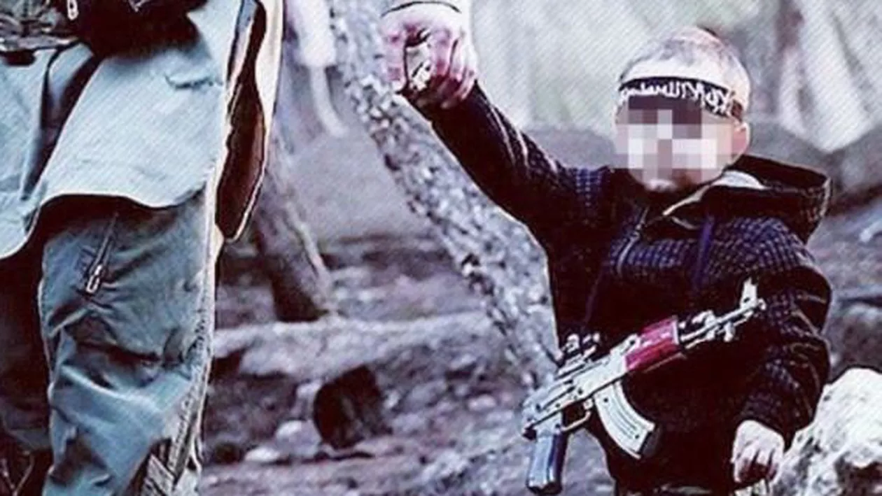 Un nou trend al militanților jihadiști: Fotografiile cu copiii lor cu arme în mână și însemne ale Statului Islamic, pe rețelele de socializare (FOTO)