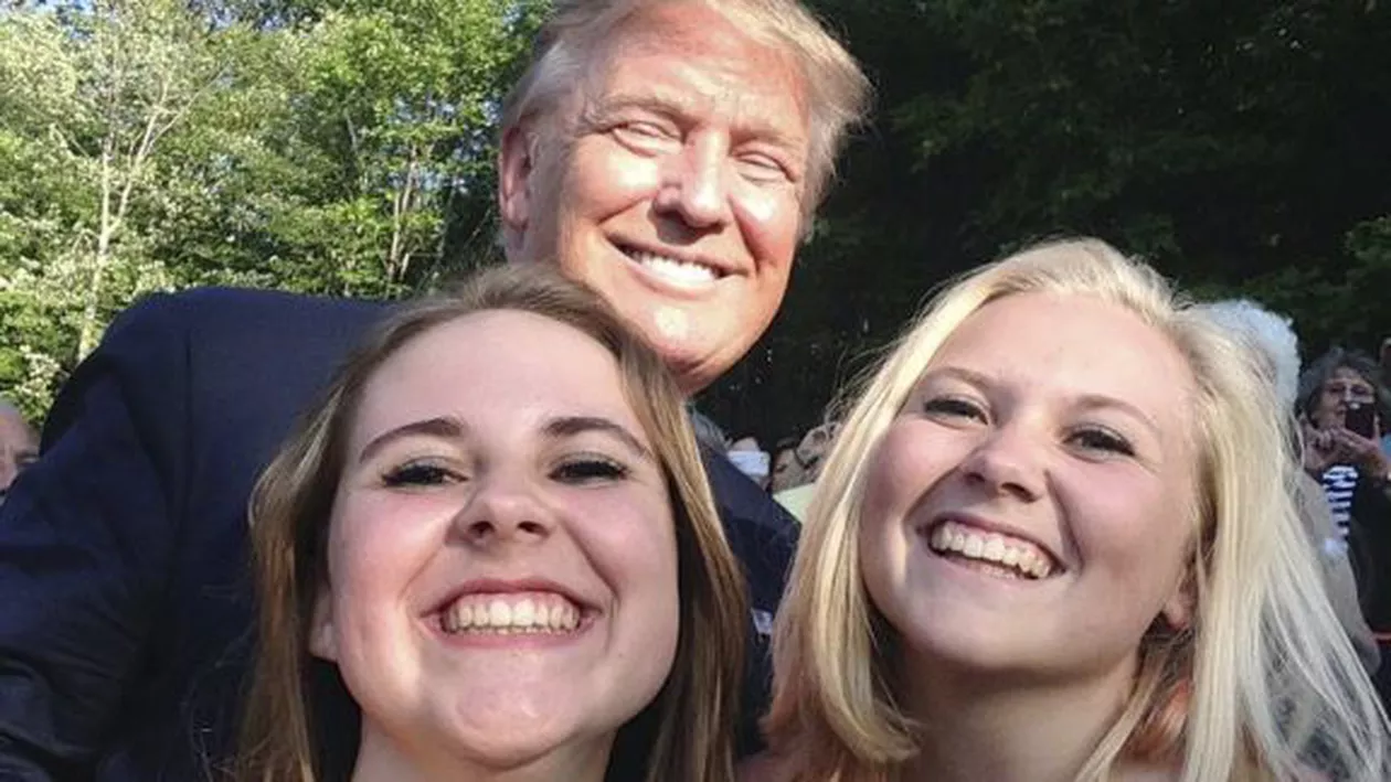 SUA: Două surori și-au propus să facă fotografii de tip selfie cu toți candidații alegerilor din 2016 (FOTO)