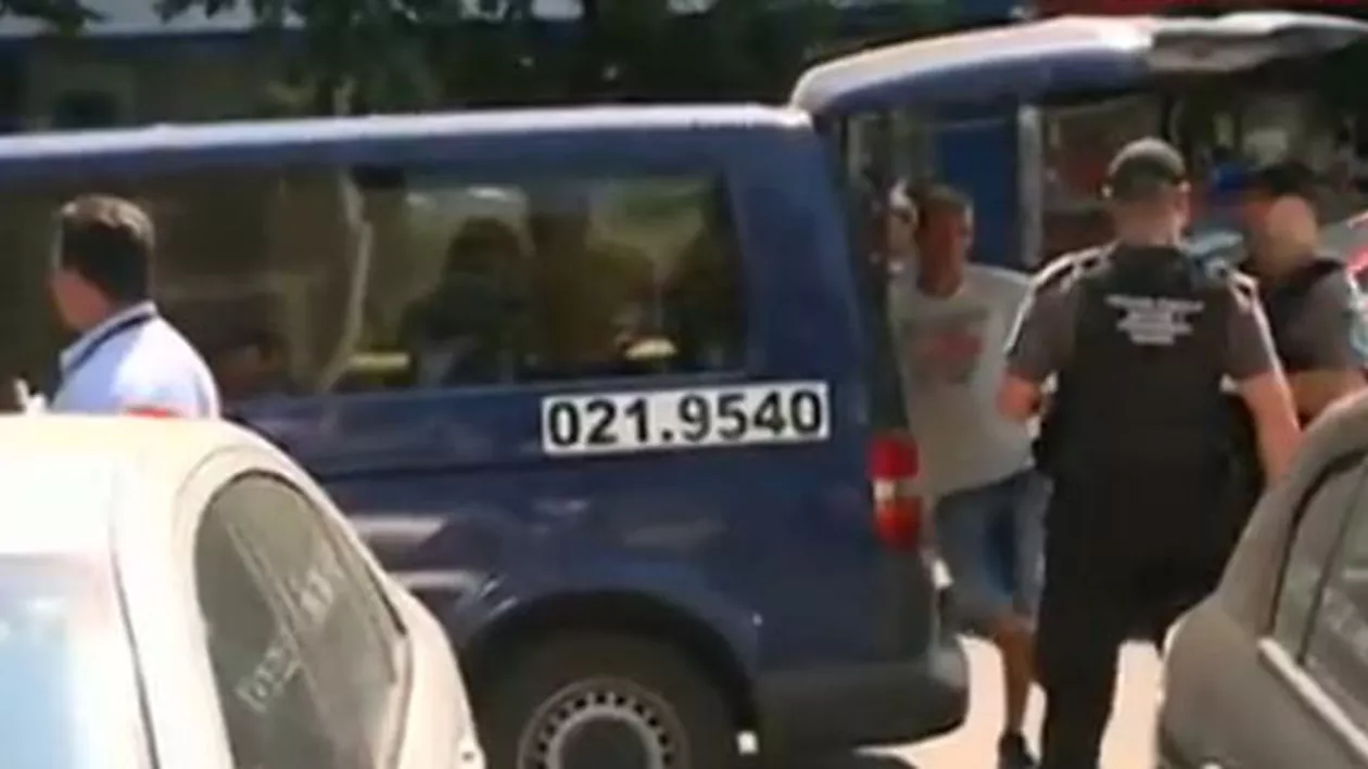 Descinderi în forță ale mascaților în zona Gării de Nord din Capitală: Operațiunea vizează persoane fără adăpost care au comis ilegalitați (VIDEO)