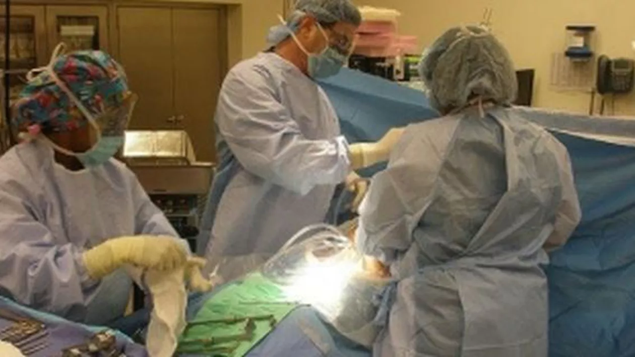 Premieră națională: Trei români, operați de pietre la rinichi cu un robot pe care doar alte trei țări din lume îl au în dotare