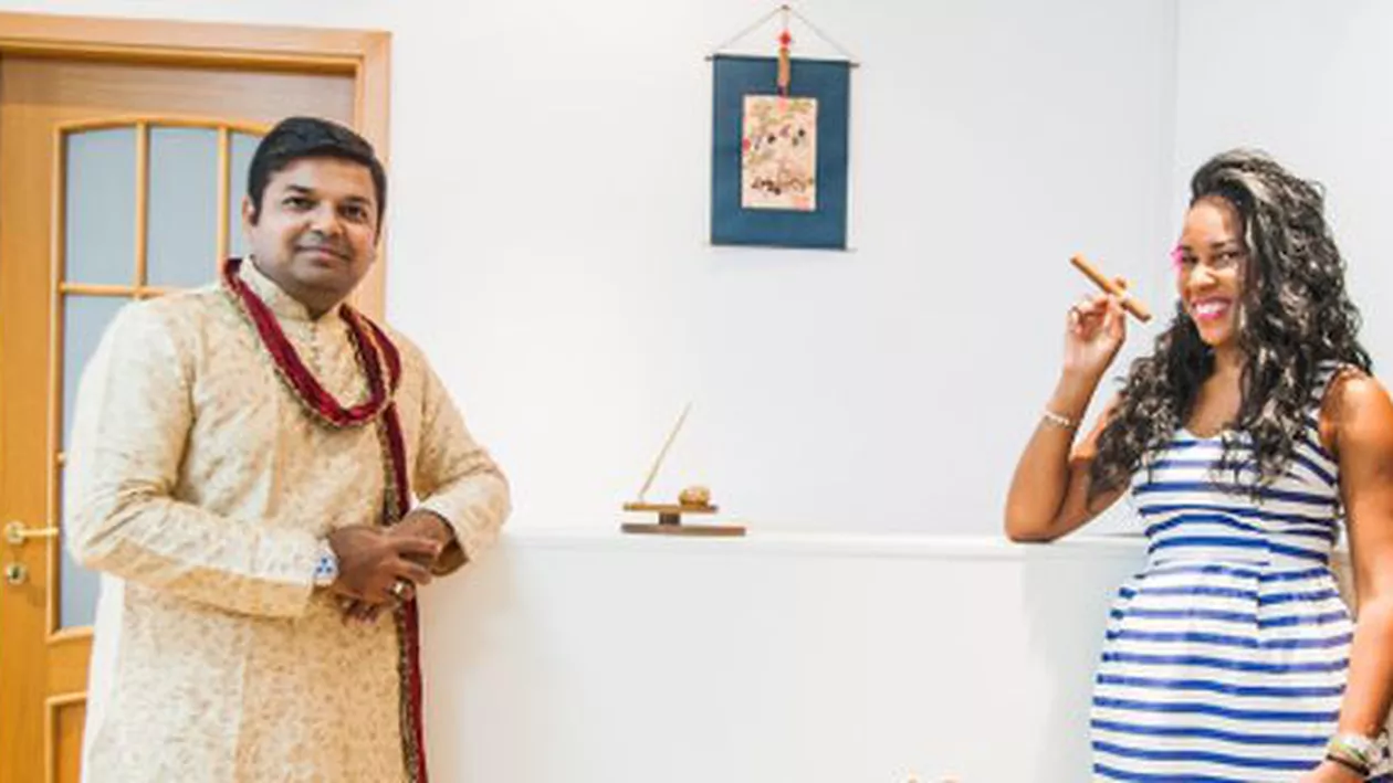 O agenție de turism din România a angajat doi consultanți din Cuba și India