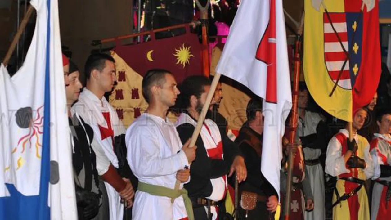 Cel mai mare steag cavaleresc din lume, desfășurat pe Turnul cu Ceas de la Sighișoara în cadrul Festivalului Medieval
