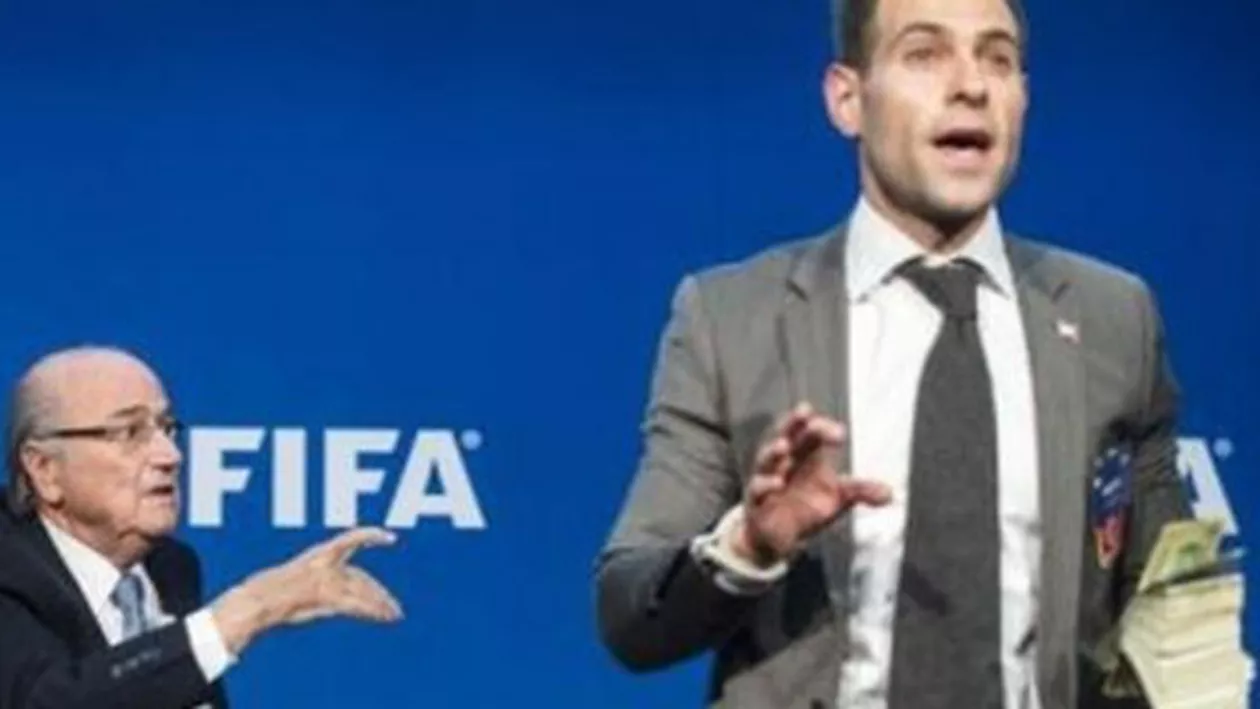 Actorul care a aruncat cu bancnote spre Blatter a folosit și bani adevărați. Simon Brodkin: În FIFA poate există corupţie, dar poliţia elveţiană nu este coruptă. Mi-au înapoiat fiecare bănuţ (VIDEO)