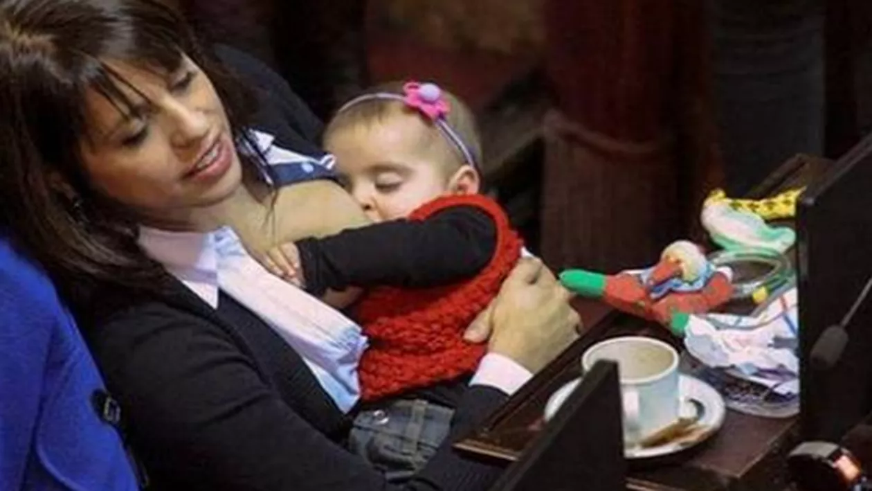 O politiciană din Argentina a devenit vedetă pe internet după ce și-a alăptat fetița în plenul Parlamentului