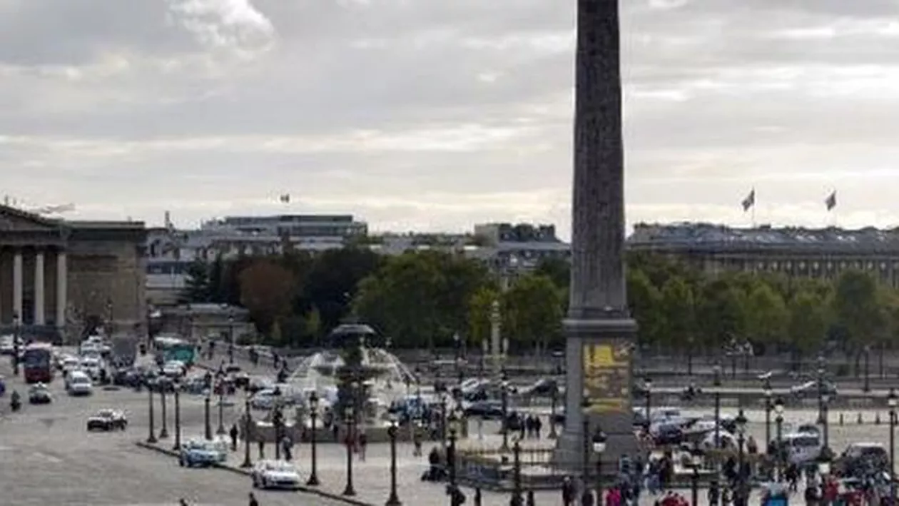 Un șofer a forțat un baraj al poliţiei pentru a pătrunde cu mașina într-o zonă restricţionată din Paris. Bărbatul este dat în urmărire (VIDEO)