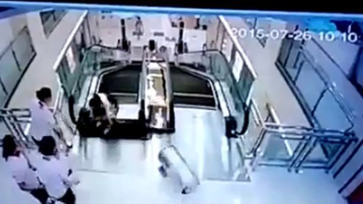 O femeie a fost “înghiţită” de o scară rulantă într-un mall din China (VIDEO)