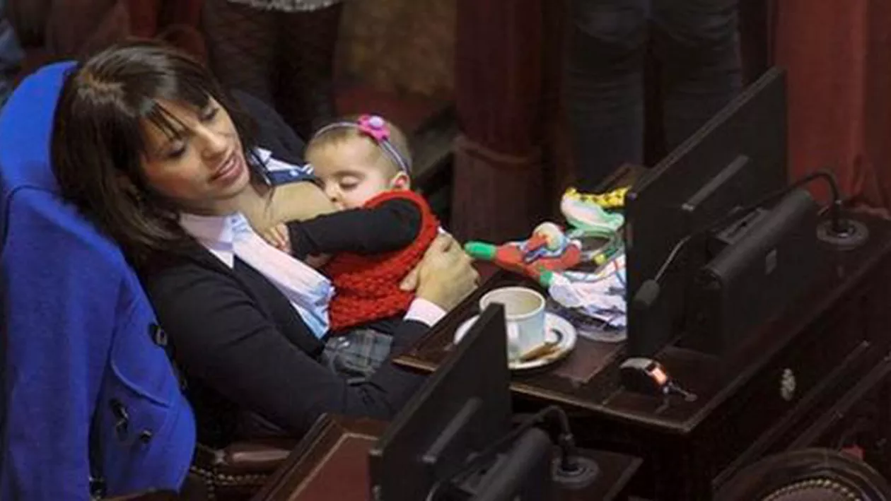 O membră a Parlamentului Argentinian și-a alăptat copilul în timpul unei ședințe parlamentare