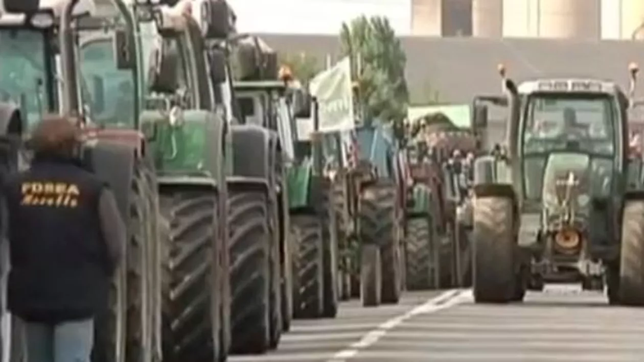 Proteste în Franța: Camion românesc, atacat de agricultori revoltaţi de scăderea preţurilor la alimente, care i-a adus în pragul falimentului (VIDEO)