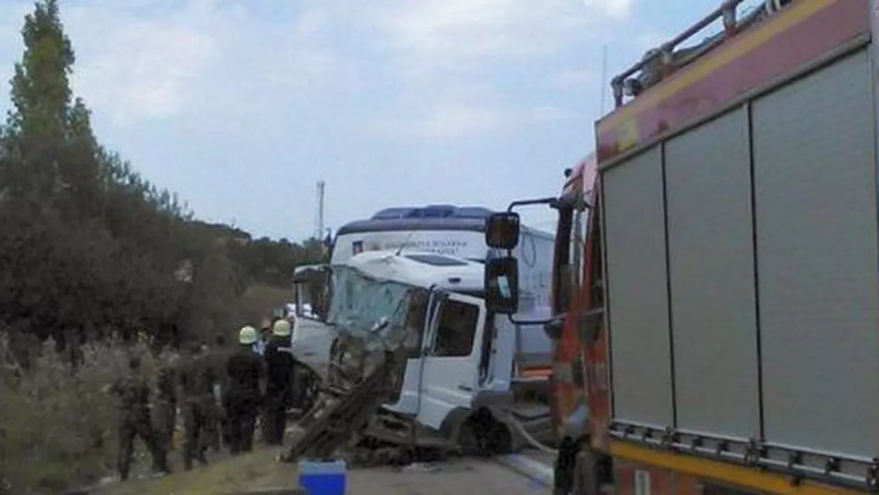 Accident mortal pe DN1: O cisternă a intrat într-un autocar MAPN plin cu militari