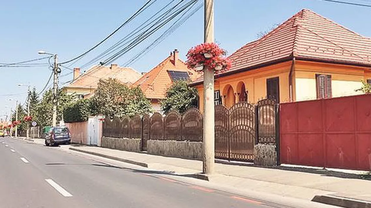 Vecin cu președintele pentru o chirie de 600 de euro lunar: Un profesor de fizică închiriază o casă de pe aceeași stradă cu imobilul deținut de Klaus Iohannis