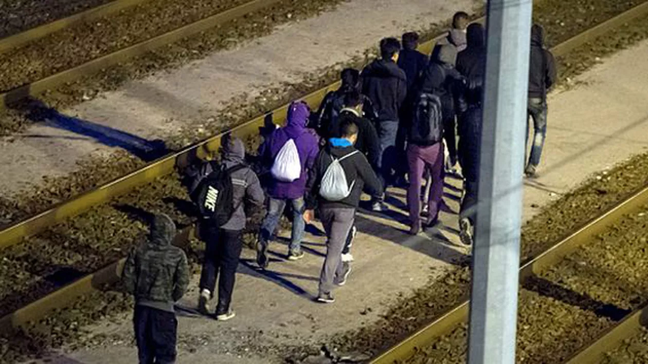 Publicațiile britanice cer intervenția armatei în problema imigranților care încercă să ajungă în Marea Britanie prin tunelul de sub Canalul Mânecii