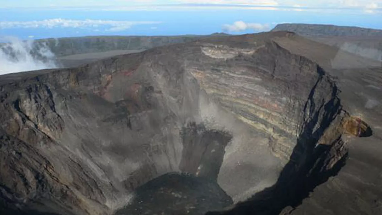 Vulcanul Piton de la Fournaise de pe insula franceză Reunion a erupt vineri, pentru a treia oară în acest an