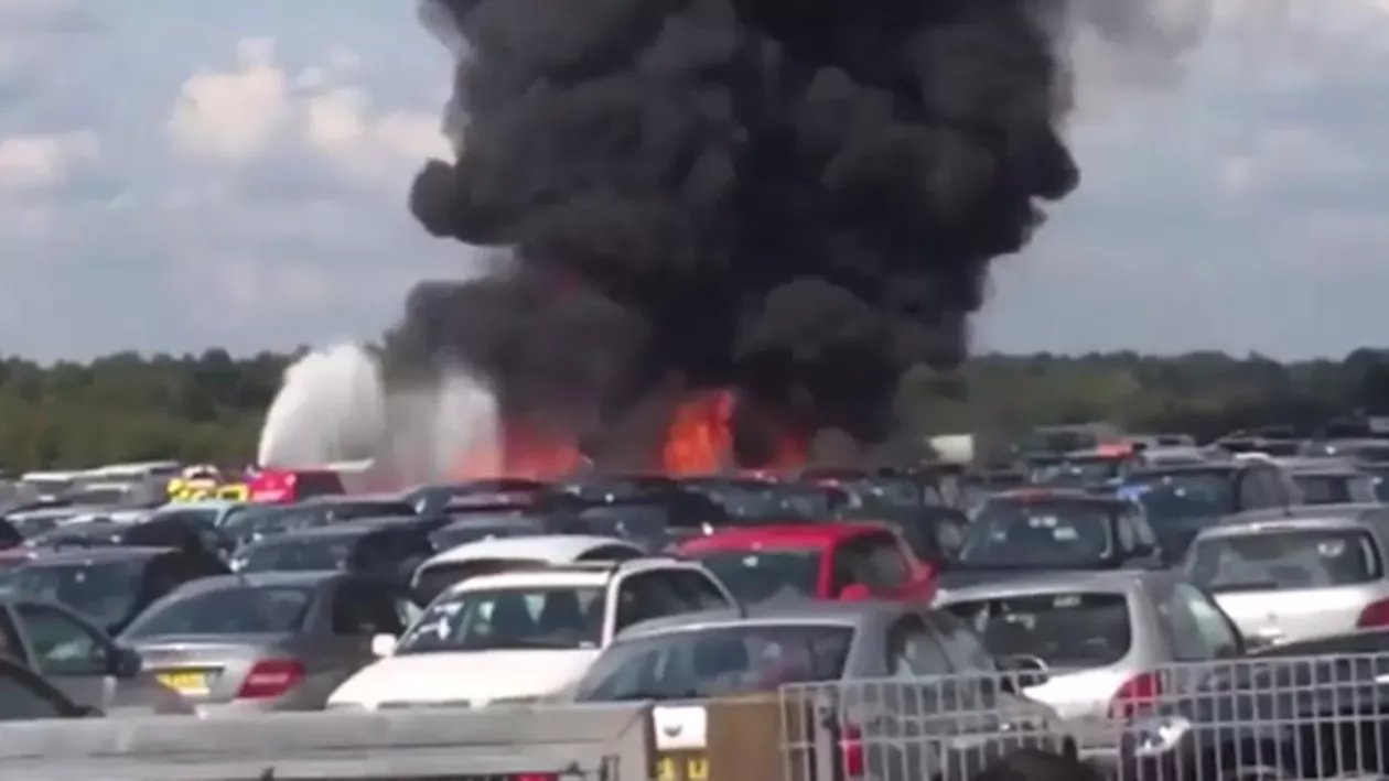 Un avion de dimensiuni medii s-a prăbușit în apropierea Londrei. Patru oameni au murit (VIDEO)