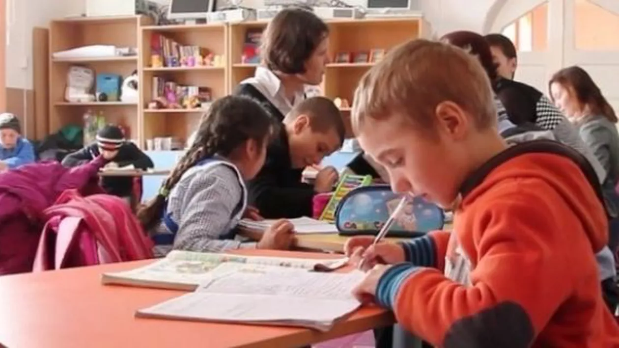 Proiect legislativ: Elevii de până în clasa a IV-a, înscriși în programul "Școala după școală" ar putea primi 200 de lei pe lună