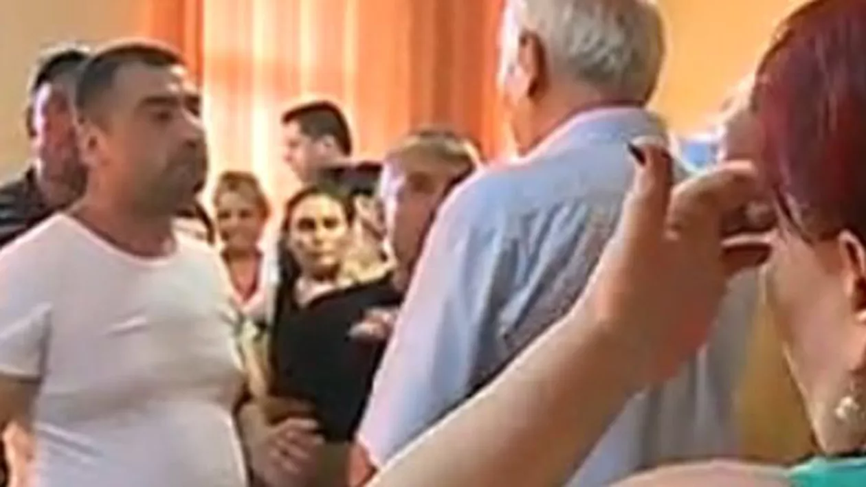 Bătaie ca-n filme la ședința de Consiliu Local din comuna Mihail Kogălniceanu: Mai mulţi constănţeni au cerut socoteală aleșilor că nu au fost repartizați în blocuri ANL (VIDEO)
