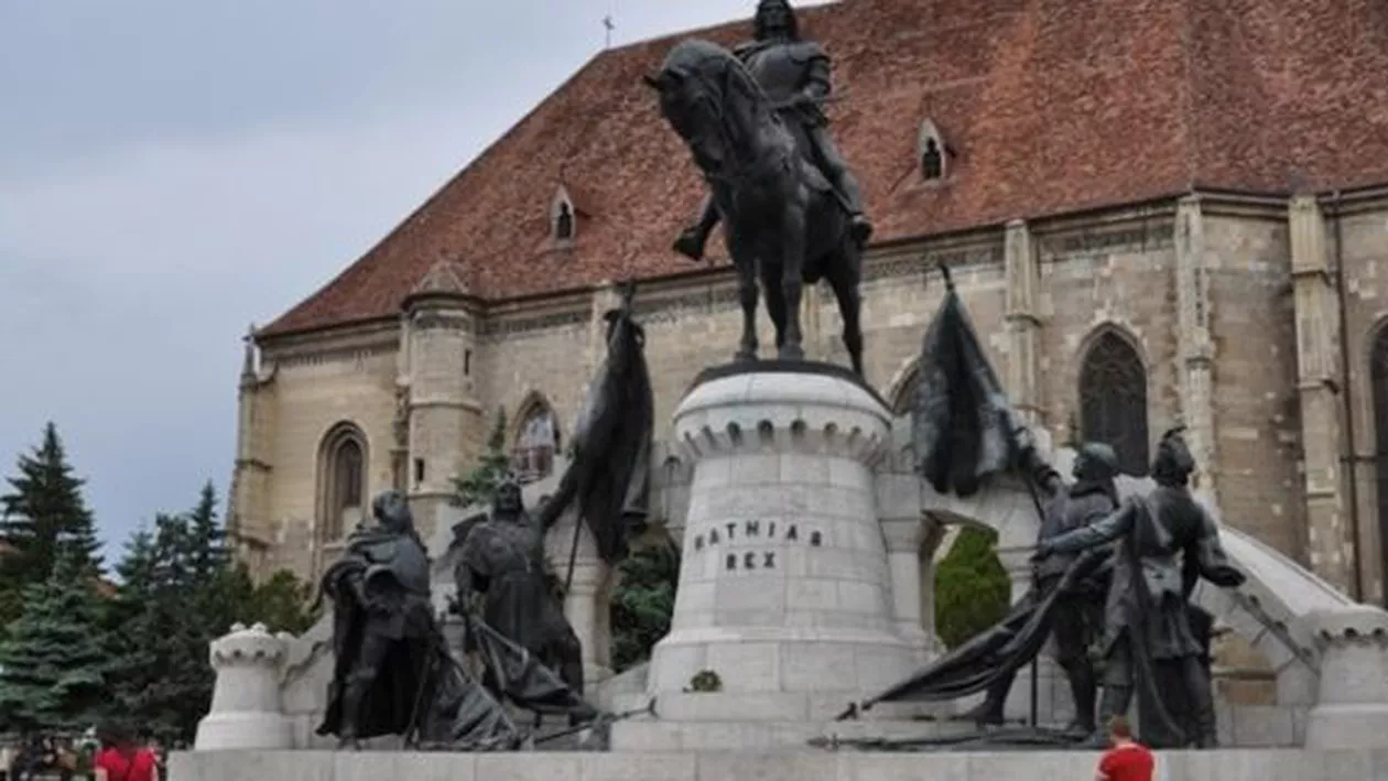 Cluj-Napoca: Curățarea statuii lui Matei Corvin, vopsită parțial cu o vopsea de culoare maro, costă 4.000 de lei, bani alocați de Consiliul Local
