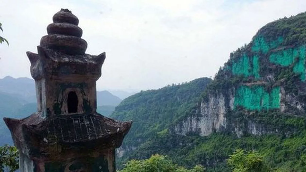 Peretele unui munte înalt de 900 de metri, pictat în verde de un chinez, pentru a îmbunătăți feng shui-ul casei sale