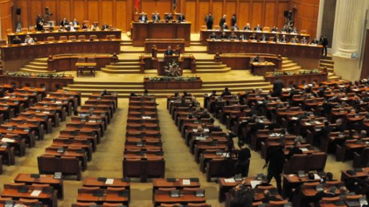 În cinci luni, parlamentarii au muncit doar 316 ore. La un program mediu de opt ore pe zi, aleșii s-au prezentat la muncă doar 39 de zile