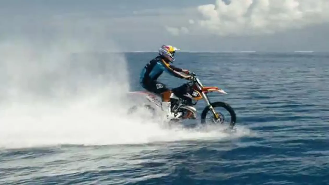 Cascadorul Robbie Maddison face surf cu motocicleta în Oceanul Indian (VIDEO)