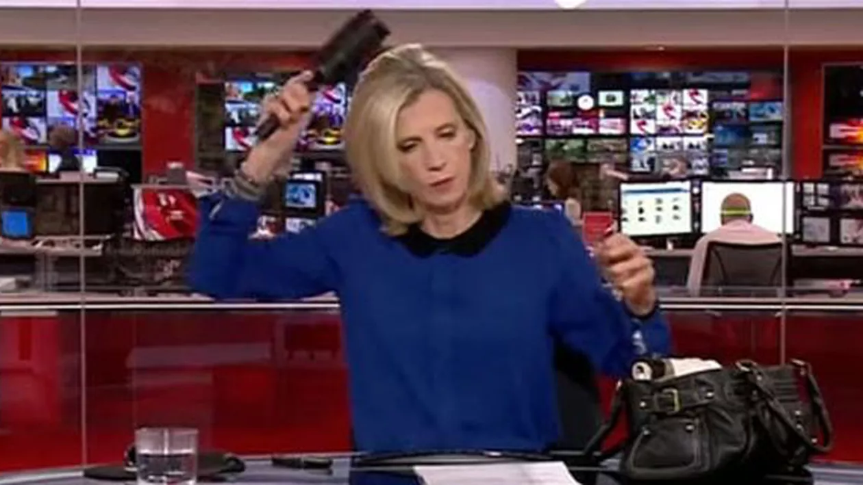O prezentatoare BBC a apărut pe ecran în timp ce se pieptăna, fără să-și dea seama că este în direct (VIDEO)