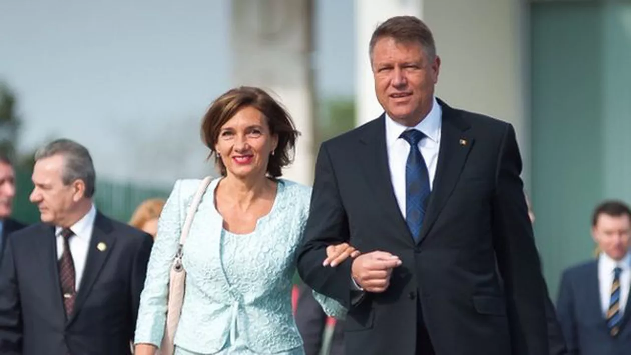 Creatorii de modă se laudă cu colaborarea cu familia Iohannis: O rochie purtată de Prima Doamnă va fi scoasă la vânzare, în scop caritabil