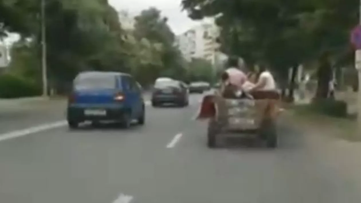Cu căruţa pe bulevard: Un tânăr şi-a mânat calul în galop pe o stradă din Focşani, fără să-i pese că încurcă circulația (VIDEO)